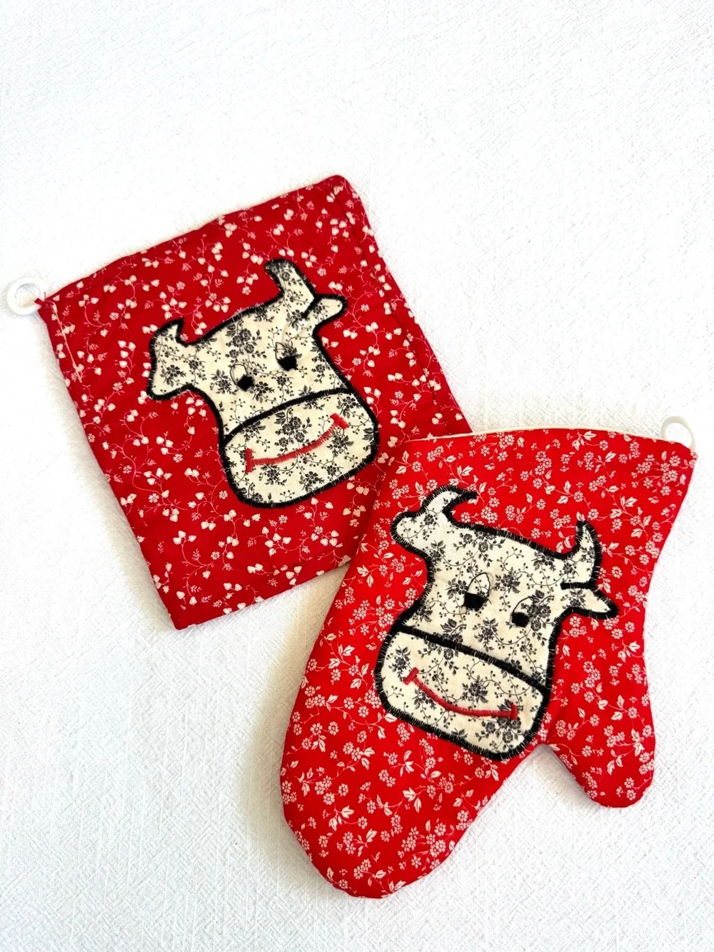 Handmade 2 Piece Vintage-Style Potholder and Oven Mitt. Great Condition!
